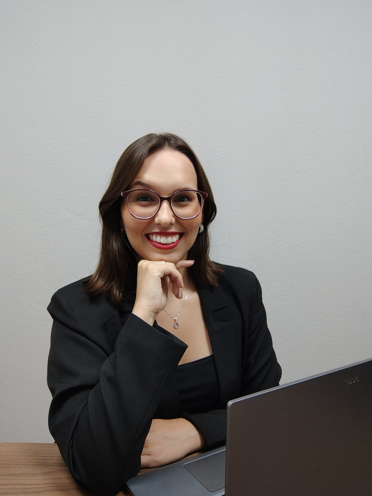 Dra. Franciele Marques em seu escritório